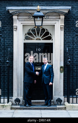 London, UK - 3. Februar 2014: NATO-Generalsekretär, Herr Anders Fogh Rasmussen trifft Premierminister David Cameron, der Außenminister William Hague und der Verteidigungsminister, Philip Hammond in der Downing Street. Bildnachweis: Piero Cruciatti/Alamy Live-Nachrichten Stockfoto