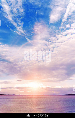 Farbenprächtigen Sonnenuntergang am Strand. Golf von Peter dem großen. Japanisches Meer. Wladiwostok. Russland. Stockfoto