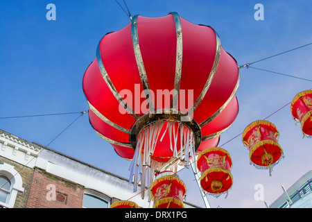 Chinesische Laternen hängen oberhalb einer Straße in Londons Chinatown Stockfoto