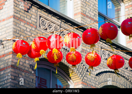 Rote und gelbe Lampions hängen oberhalb einer Straße in Londons Chinatown Stockfoto