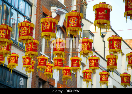 Rote und gelbe Lampions hängen oberhalb einer Straße in Londons Chinatown Stockfoto