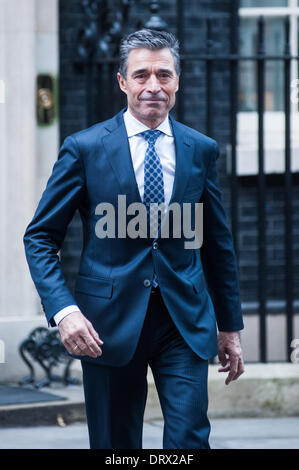 London, UK - 3. Februar 2014: NATO-Generalsekretär, Herr Anders Fogh Rasmussen release Interviews nach einem Treffen mit Premierminister David Cameron in der Downing Street. Bildnachweis: Piero Cruciatti/Alamy Live-Nachrichten Stockfoto