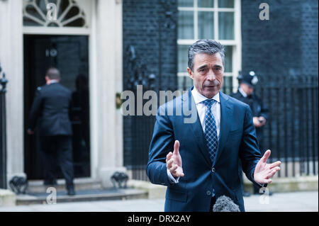London, UK - 3. Februar 2014: NATO-Generalsekretär, Herr Anders Fogh Rasmussen release Interviews nach einem Treffen mit Premierminister David Cameron in der Downing Street. Bildnachweis: Piero Cruciatti/Alamy Live-Nachrichten Stockfoto