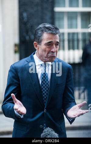 London, UK - 3. Februar 2014: NATO-Generalsekretär, Herr Anders Fogh Rasmussen release Interviews nach einem Treffen mit Premierminister David Cameron in der Downing Street. Bildnachweis: Piero Cruciatti/Alamy Live-Nachrichten Stockfoto