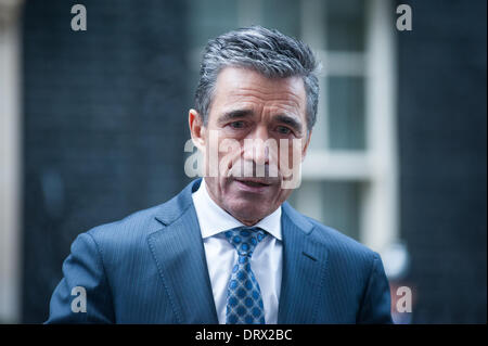 London, UK - 3. Februar 2014: NATO-Generalsekretär, Herr Anders Fogh Rasmussen release Interviews nach einem Treffen mit Premierminister David Cameron in der Downing Street. Bildnachweis: Piero Cruciatti/Alamy Live-Nachrichten Stockfoto