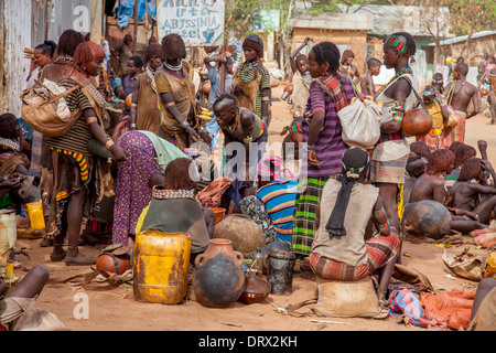 Hamer-Frauen am Samstagsmarkt In Dimeka, Omo-Tal, Äthiopien Stockfoto