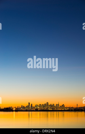 Skyline von San Francisco bei Sonnenuntergang. Stockfoto