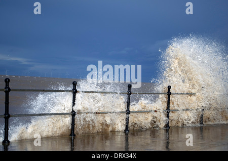 Wellen brechen über das Geländer auf Hoylake Promenade in Wirral North West England Stockfoto