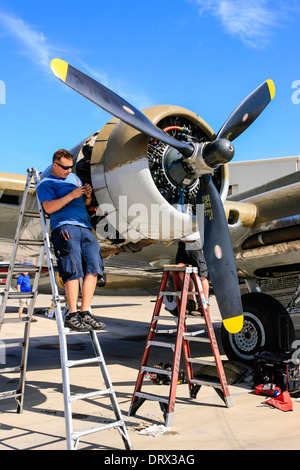 Der Wright Cyclone-Motor von einem B17 Flying Fortress WW2 Bomber Flugzeug Underging Reparaturen am Flughafen Sarasota FL Stockfoto