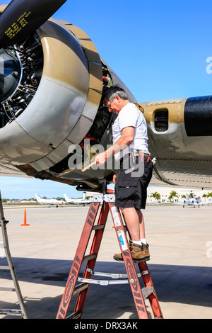 Der Wright Cyclone-Motor von einem B17 Flying Fortress WW2 Bomber Flugzeug Underging Reparaturen am Flughafen Sarasota FL Stockfoto