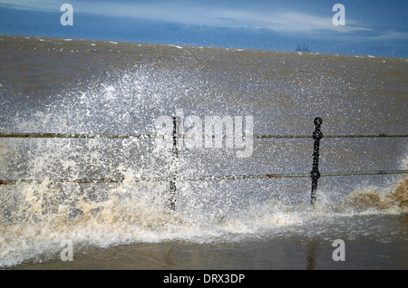 Wellen brechen über das Geländer auf Hoylake Promenade in Wirral North West England Stockfoto