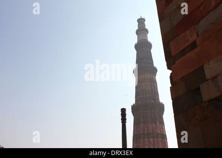 Qutub minar mit eisernen Säulen im blauen Himmel Stockfoto