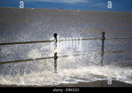 Wellen brechen über das Geländer auf Hoylake Promenade in Wirral North West England Stockfoto