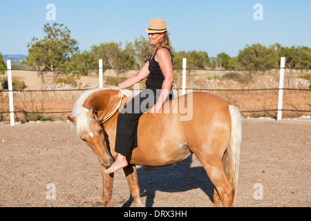 junge Frau Training Pferd draußen im Sommer Choreographie Stockfoto