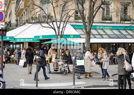 Terrasse von Les Deux Magots in Saint-Germain-des-Prés, Paris, Frankreich. Stockfoto