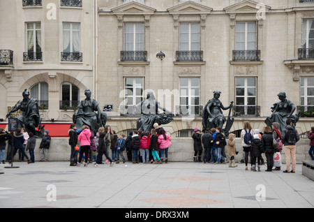 Französische Schule Kinder spielen des Platzes des Musée d ' Orsay, Museum hält, die hauptsächlich französischen Kunst in Paris, Frankreich. Stockfoto