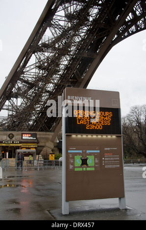 Willkommen Zeichen vor dem Eiffel Turm mit südlichen Bein im Hintergrund. Paris, Frankreich. Stockfoto