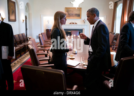 US-Präsident Barack Obama spricht mit UNO-Botschafterin Samantha Power nach einer Kabinettssitzung in der Cabinet Room des weißen Hauses 12. September 2013 in Washington, DC. Stockfoto