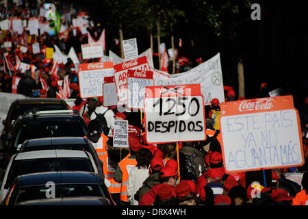 Madrid, Spanien. 2. Februar 2014. Demonstranten mit Plakaten gegen Coca Cola marschieren durch die Straßen der Hauptstadt von Spanien während einer Protestaktion in Madrid gegen Coca Cola, Spanien, Sonntag, 2. Februar 2014. Coca-Cola-Arbeiter sind auf einen unbefristeten Streik protestieren Coca-Cola Iberian Partners Pläne schließen vier seiner 11 Anlagen und 1.253 Entlassungen. Banner auf Weste liest. Bildnachweis: Rodrigo Garcia/NurPhoto/ZUMAPRESS.com/Alamy Live-Nachrichten Stockfoto