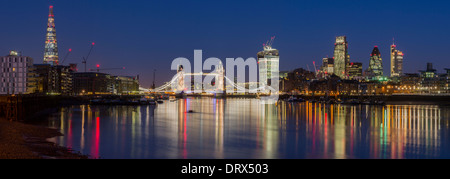 Blick über den Fluss Themse mit dem Shard, Tower Bridge und City of London in der Ferne. Stockfoto