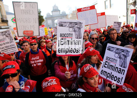 Madrid, Spanien. 2. Februar 2014. Demonstranten Anzeigen Banner mit eine Pistole auf ihn das Coca-Cola-Logo zieren, wo es steht geschrieben "boykottieren, Arbeitsplätze vernichten '' während einer Protestaktion in Madrid, Spanien, Sonntag, 2. Februar 2014. Coca-Cola-Arbeiter sind auf einen unbefristeten Streik protestieren Coca-Cola Iberian Partners Pläne schließen vier seiner 11 Anlagen und 1.253 Entlassungen. Banner auf Weste liest. Bildnachweis: Rodrigo Garcia/NurPhoto/ZUMAPRESS.com/Alamy Live-Nachrichten Stockfoto