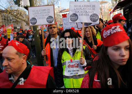 Madrid, Spanien. 2. Februar 2014. Demonstranten mit Plakaten gegen Coca Cola marschieren durch die Straßen der Hauptstadt von Spanien während einer Protestaktion in Madrid gegen Coca Cola, Spanien, Sonntag, 2. Februar 2014. Coca-Cola-Arbeiter sind auf einen unbefristeten Streik protestieren Coca-Cola Iberian Partners Pläne schließen vier seiner 11 Anlagen und 1.253 Entlassungen. Banner auf Weste liest. Bildnachweis: Rodrigo Garcia/NurPhoto/ZUMAPRESS.com/Alamy Live-Nachrichten Stockfoto