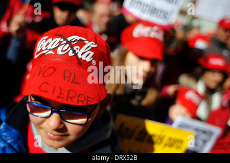 Madrid, Spanien. 2. Februar 2014. Eine junge Demonstranten trägt eine Mütze, wo das Coca Cola Logo durchgestrichen ist und wo es '' Nein zu der Cut-off'' während einer Protestaktion in Madrid, Spanien, Sonntag, 2. Februar 2014 geschrieben hat. Coca-Cola-Arbeiter sind auf einen unbefristeten Streik protestieren Coca-Cola Iberian Partners Pläne schließen vier seiner 11 Anlagen und 1.253 Entlassungen. Banner auf Weste liest. Bildnachweis: Rodrigo Garcia/NurPhoto/ZUMAPRESS.com/Alamy Live-Nachrichten Stockfoto