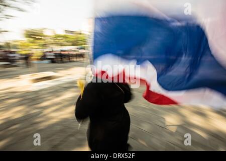 Bangkok, Thailand. 2. Februar 2014. Eine Frau, die eine thailändische Nationalflagge läuft weg von Anti-Regierungs-Demonstranten, nachdem Schüsse sind am Wahltag, Din Daeng Bezirksamt, Bangkok, Thailand - Foto: Gavin Gough/NurPhoto Credit: Gavin Gough/NurPhoto/ZUMAPRESS.com/Alamy Live News Stockfoto