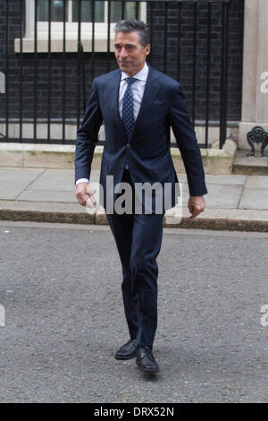 Westminster London, UK. 3. Februar 2014. NATO-Generalsekretär Anders Fogh Rasmussen traf der britische Premierminister David Cameron bei 10 Downing Street zu diskutieren, den Abzug der NATO Truppen aus Afghanistan und dem bevorstehenden NATO-Gipfel in Wales im September stattfinden wird Kredit: Amer Ghazzal/Alamy Live-Nachrichten Stockfoto