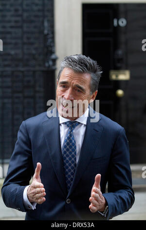 Westminster London, UK. 3. Februar 2014. NATO-Generalsekretär Anders Fogh Rasmussen traf der britische Premierminister David Cameron bei 10 Downing Street zu diskutieren, den Abzug der NATO Truppen aus Afghanistan und dem bevorstehenden NATO-Gipfel in Wales im September stattfinden wird Kredit: Amer Ghazzal/Alamy Live-Nachrichten Stockfoto