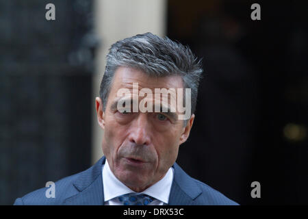 Westminster London, UK. 3. Februar 2014. NATO-Generalsekretär Anders Fogh Rasmussen traf der britische Premierminister David Cameron bei 10 Downing Street zu diskutieren, den Abzug der NATO Truppen aus Afghanistan und dem bevorstehenden NATO-Gipfel in Wales im September stattfinden wird Kredit: Amer Ghazzal/Alamy Live-Nachrichten Stockfoto