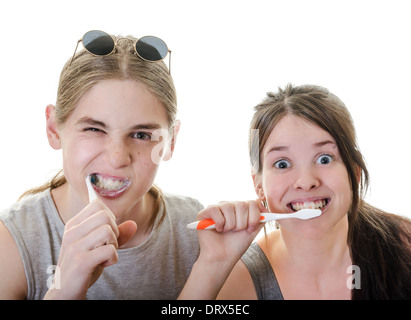 Junge paar Grimassen beim Zähneputzen vor Kamera, horizontalen Schuss über weiß Stockfoto