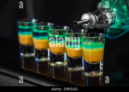 Barkeeper machen alkoholische Aufnahmen in Nachtclub Stockfoto