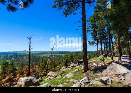 Wanderer auf der Suche nach den Blick vom Tower Trail, Devils Tower National Monument, Crook County, Black Hills, Wyoming, USA Stockfoto