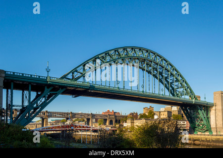 Tyne Brücke über den River Tyne, Gateshead und Newcastle, UK beizutreten. Stockfoto