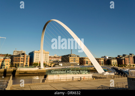 Gateshead Millennium Bridge über den Fluss Tyne. Stockfoto