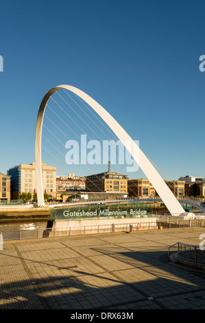 Gateshead Millennium Bridge über den Fluss Tyne. Stockfoto