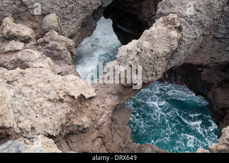 Los Hervideros Boiling Springs Lanzarote Wild Atlantic Rollen hämmerte in Meereshöhlen in vulkanischer lava Stockfoto