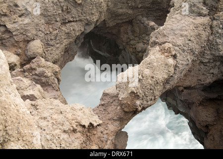 Los Hervideros Boiling Springs Lanzarote Wild Atlantic Rollen hämmerte in Meereshöhlen in vulkanischer lava Stockfoto