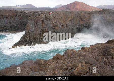 Los Hervideros Boiling Springs Lanzarote Wild Atlantic Rollen hämmerte in Meereshöhlen in vulkanischer Lava Spazierwege, Aussichtspunkte Stockfoto