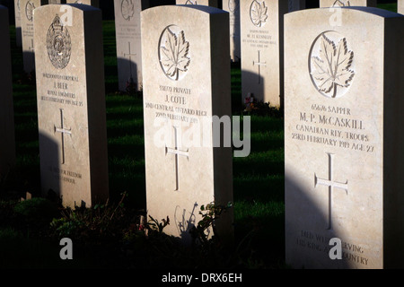 Grabsteine aus dem ersten Weltkrieg in der Kirche Hof der St. Margaret's Church, Bodelwyddan, Nordwales. Stockfoto