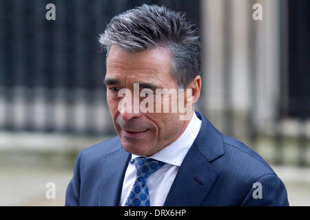Westminster London, UK. 3. Februar 2014. NATO-Generalsekretär Anders Fogh Rasmussen traf der britische Premierminister David Cameron bei 10 Downing Street zu diskutieren, den Abzug der NATO Truppen aus Afghanistan und dem bevorstehenden NATO-Gipfel in Wales im September stattfinden wird Stockfoto