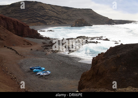 El Golfo Lanzarote Blick Charco de Los Clicos - grüne Lagune Felge eines halben Vulkankraters im Atlantischen Ozean Angelboote/Fischerboote Stockfoto