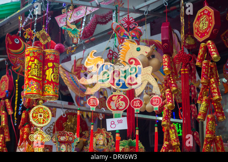 Touristen und New Yorker aller Rassen und Nationalitäten drängen Chinatown in New York für Chinese New Year Stockfoto