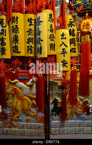 Jahr des Pferdes-Kalender und Dekorationen bringen Farbe in chinesischen Neujahrsfest in Chinatown, Vancouver, BC, Kanada Stockfoto