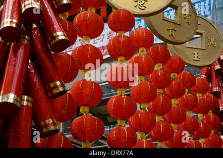 Feuerwerkskörper, Münzen und chinesische Papierlaternen hängen von der Decke am chinesischen Neujahrsfest in Chinatown, Vancouver, BC, Kanada Stockfoto