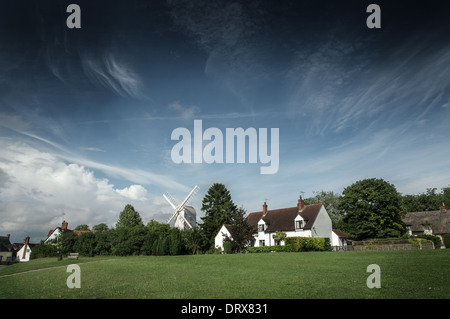 Straßenansicht der Finchingfield in Essex mit einer Windmühle in der Backgound, blau und bewölktem Himmel Stockfoto