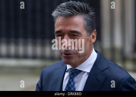 Westminster London, UK. 3. Februar 2014. NATO-Generalsekretär Anders Fogh Rasmussen traf der britische Premierminister David Cameron bei 10 Downing Street zu diskutieren, den Abzug der NATO Truppen aus Afghanistan und dem bevorstehenden NATO-Gipfel in Wales im September stattfinden wird Kredit: Amer Ghazzal/Alamy Live-Nachrichten Stockfoto