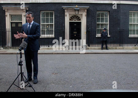 Westminster London, UK. 3. Februar 2014. NATO-Generalsekretär Anders Fogh Rasmussen spricht an die Presse und die Medien nach dem Treffen mit dem britischen Premierminister David Cameron bei 10 Downing Street zu diskutieren, den Abzug der NATO Truppen aus Afghanistan und dem bevorstehenden NATO-Gipfel in Wales im September stattfinden wird Kredit: Amer Ghazzal/Alamy Live-Nachrichten Stockfoto
