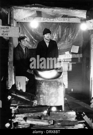 Schlagende Feuerwehrmänner bei Nacht in Telford, Großbritannien 1978. Bild von DAVID BAGNALL Stockfoto